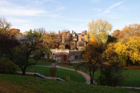 连绵起伏的草山, 红砖历史建筑, 五颜六色的秋树装饰着波胆网站位于匹兹堡的足球波胆平台. 