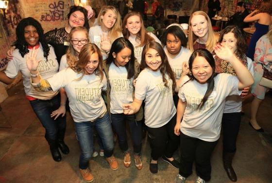 图为一群穿着波胆网站校友t恤的年轻女性在镜头前摆姿势
